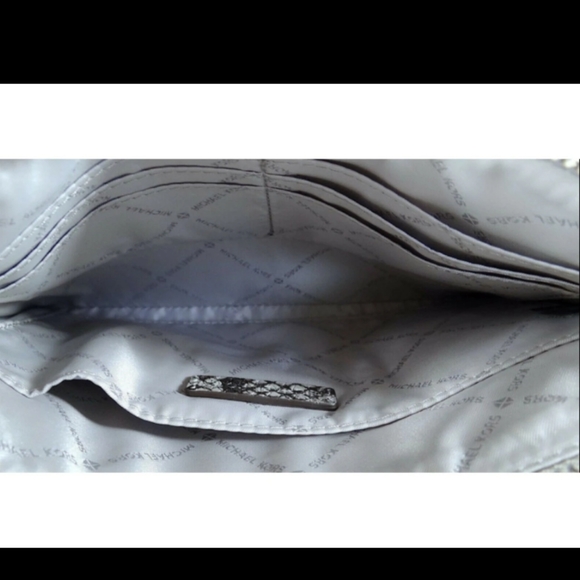 Michael kors wristlet - Picture 3 of 5